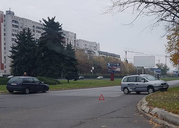 Две коли се помляха на кръговото на "Метро" (СНИМКА)