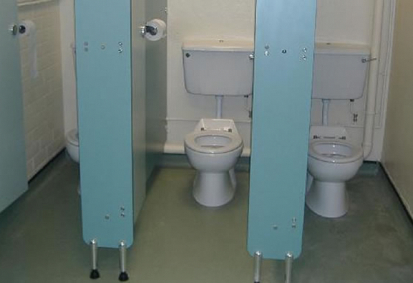 Гнусни подробности за скандалната „находка“, намерена в женската тоалетна на училище