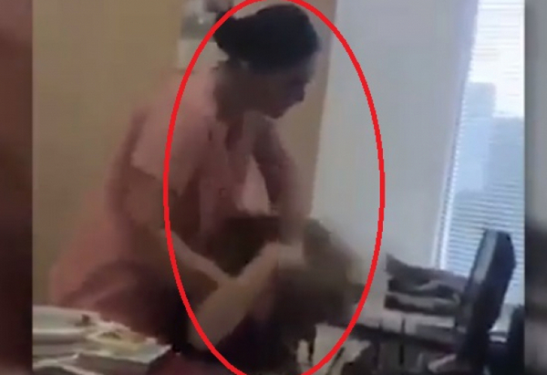 Зрелищно видео! Ревнива майка на 2 деца преби гинеколожка, която ѝ отнела любовник полицай
