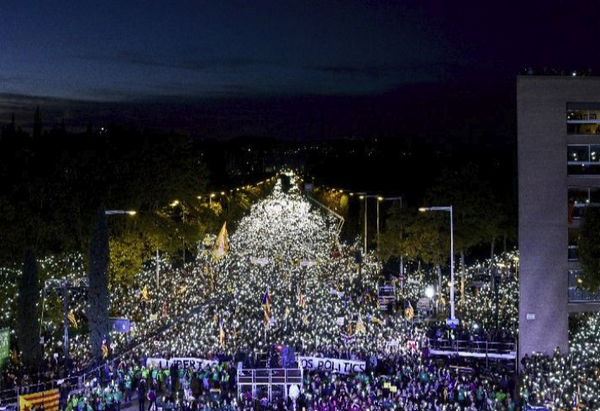 В сърцето на Барселона ври и кипи! Хиляди излязоха на улицата, за да протестират (СНИМКИ/ВИДЕО)