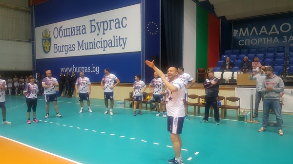Тити Папазов, Катя Дафовска и футболната легенда Радостин Кишишев застанаха зад „ДЕЯ ВОЛЕЙ“ в подкрепа на бургаския волейбол