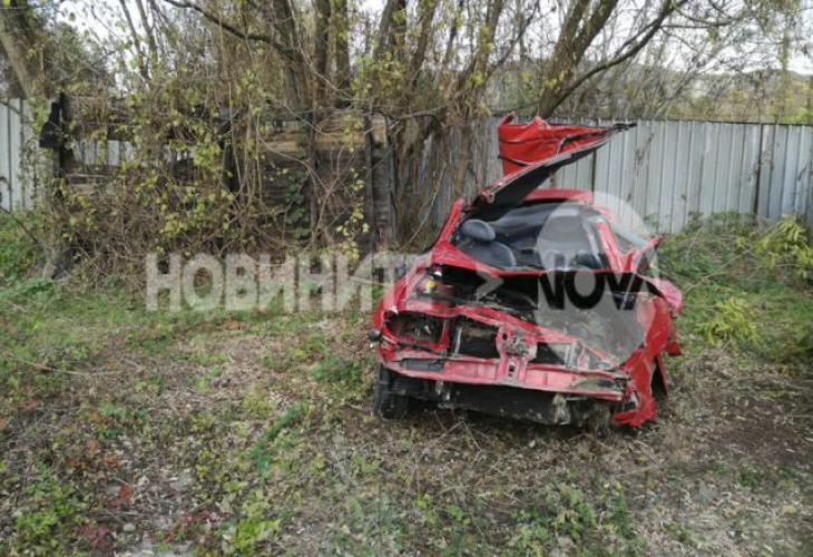 Ето какво остана от колата ковчег, в която загинаха двете млади момчета (БРУТАЛНИ СНИМКИ)