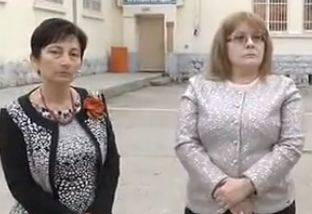 Девойки се сбиха в центъра на Варна, приятелите им гледат сеир (ВИДЕО)