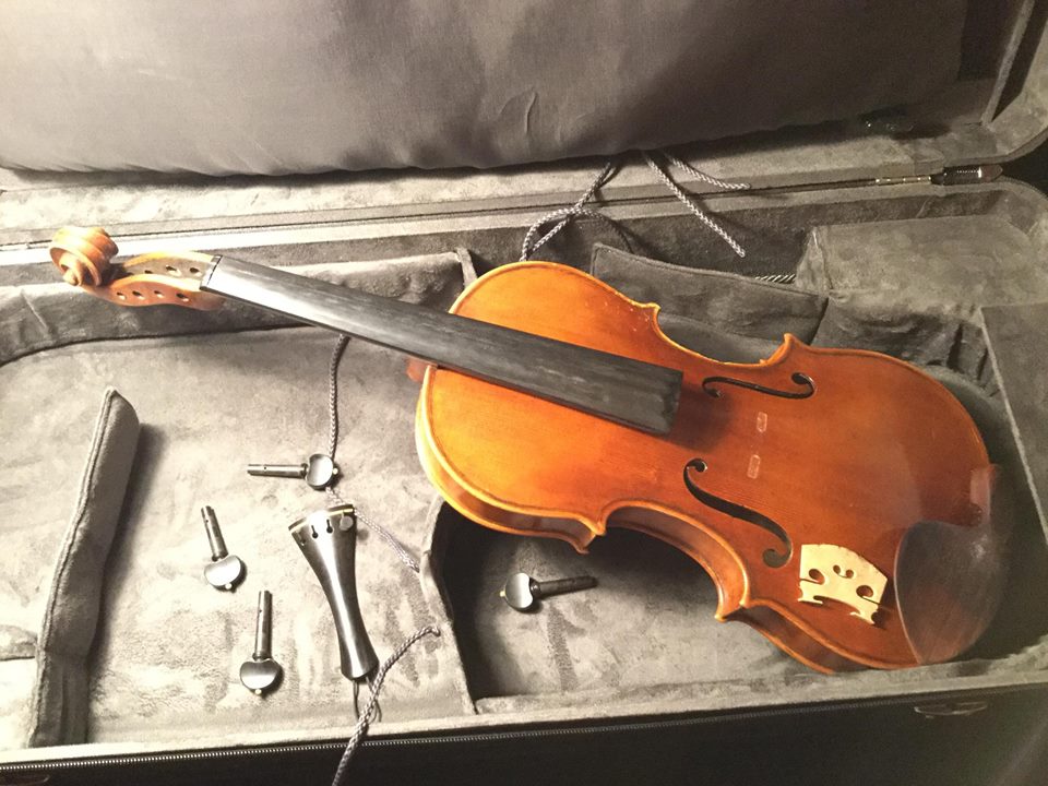 Потрошиха цигулката на най-добрите ни лютиери на летището, обявиха я за терорист