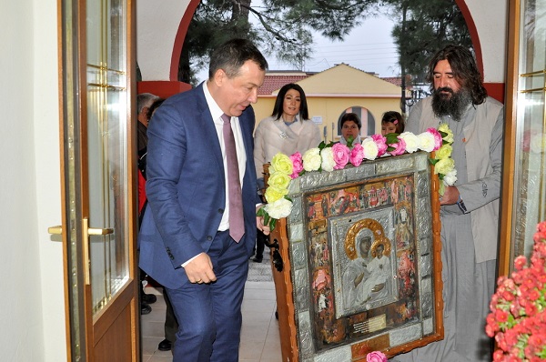 Семейството на кмета на Несебър подари копие на чудотворната икона на „Богородица Пречиста-Мегарска“ на жителите на Неа Месемврия (СНИМКИ)