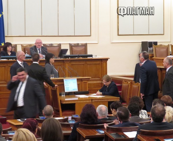 Извънредно! Главчев изгони Корнелия Нинова и Антон Кутев от парламентарната зала