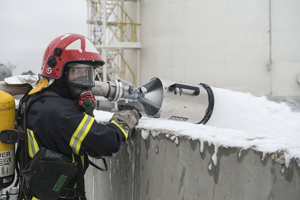 На летището в Бургас тренират как да реагират при пожар или атентат (СНИМКИ)
