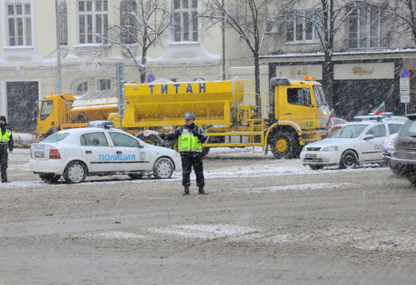 Пътна полиция изрично посочи 7 ВАЖНИ правила, които всеки шофьор трябва да спазва тази зима!