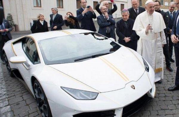Папата се сдоби с Ламборджини