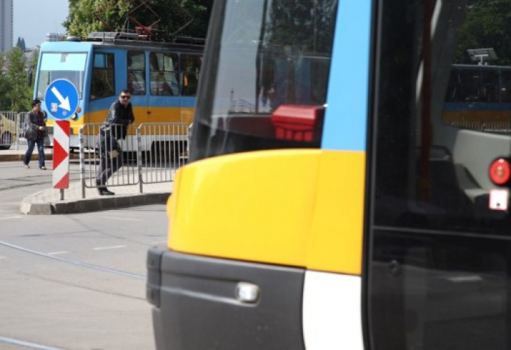 Тежък сблъсък! Трамваи катастрофираха до пл."Македония", има пострадали