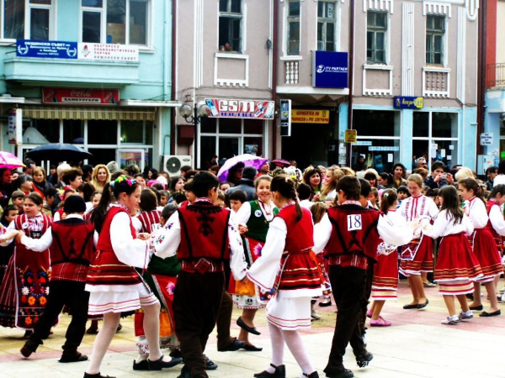 Коледарско надпяване съхранява българските традиции в Айтос
