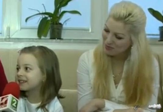 4-годишното момиче дари косата си за онкоболни (ВИДЕО)
