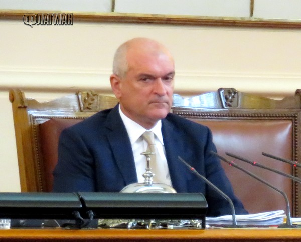 Извънредно! Димитър Главчев подаде оставка под натиск от Борисов, не призна вина