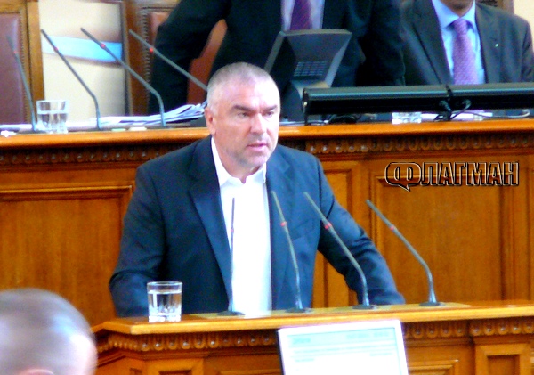 Сега пък Воля напусна парламента, докато депутатът, нарекъл българите дебили, не подаде оставка