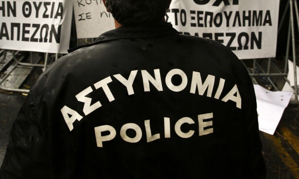 Откриха българин със забит нож в гърдите в Кипър
