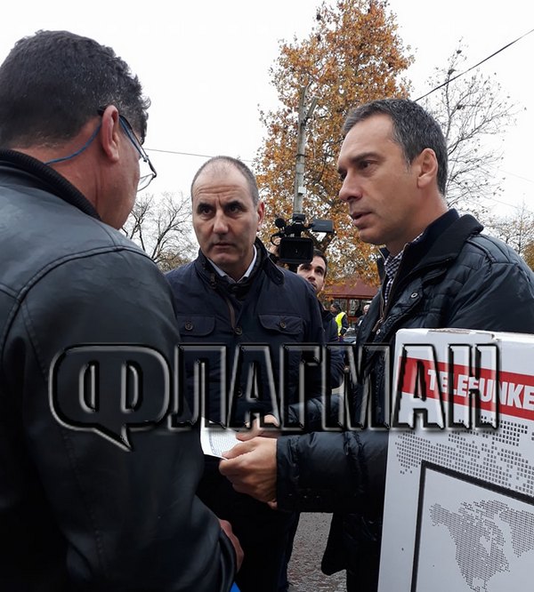 Депутати и кметове на ГЕРБ разтоварват помощи за пострадалите семейства, местните гледат отстрани (СНИМКИ)