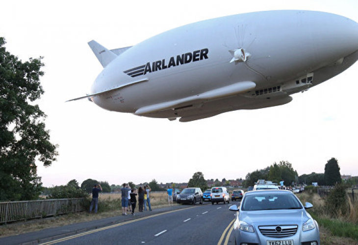 Страшна катастрофа: Най-големият летателен апарат в света рухна във Великобритания (ВИДЕО)