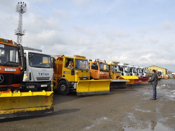 Вижте тежките машини, които ще осигурят проходимостта на улиците в Бургас