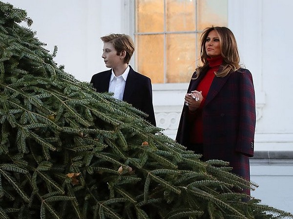Мелания посрещна коледната елха в Белия дом