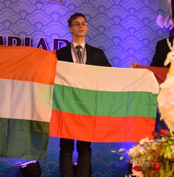 Гордост за Бургас! Стефан Иванов грабна златния медал на международната олимпиада по астрофизика (СНИМКИ)
