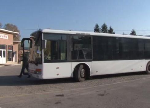 Автобус, пълен с пътници, се разпадна в движение (СНИМКИ)