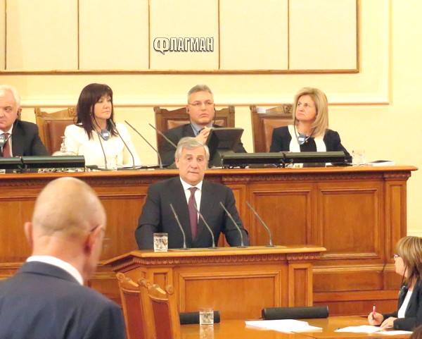 Технически гаф в парламента на речта на Таяни: "Next time" той ще говори на български