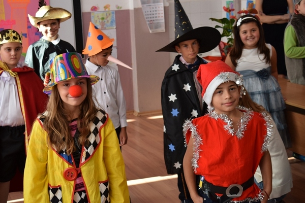 Ученици от СУ „Н. Вапцаров“ отбелязаха Деня на християнското семейство с интересен спектакъл в Приморско