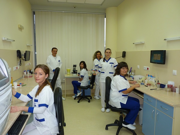 Ето как Бургас връща своите кадри: След 13 години в София д-р Атанасова стана част от най-големия екип по микробиология