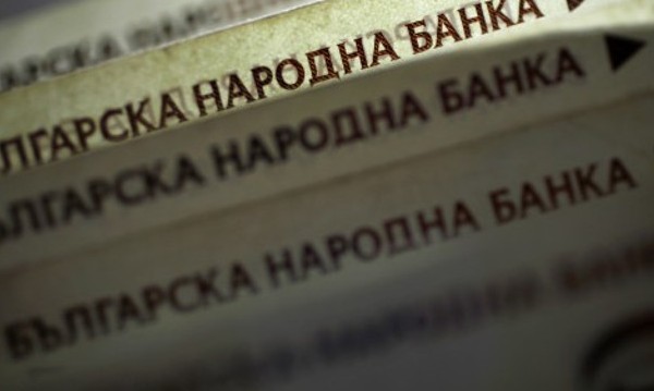 Българите по-богати, според БНБ: Лихвите падат, но депозитите скачат!