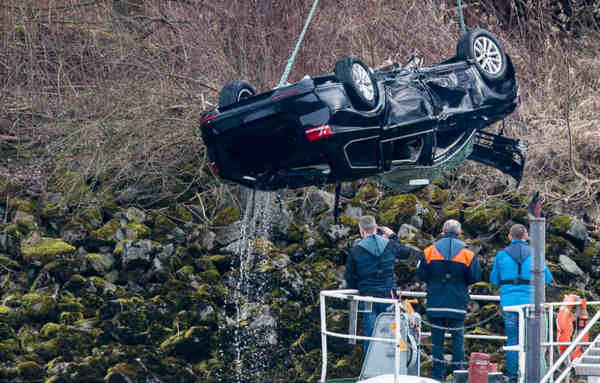 Коли във водата: Bentley в езеро, Шевролет в река!