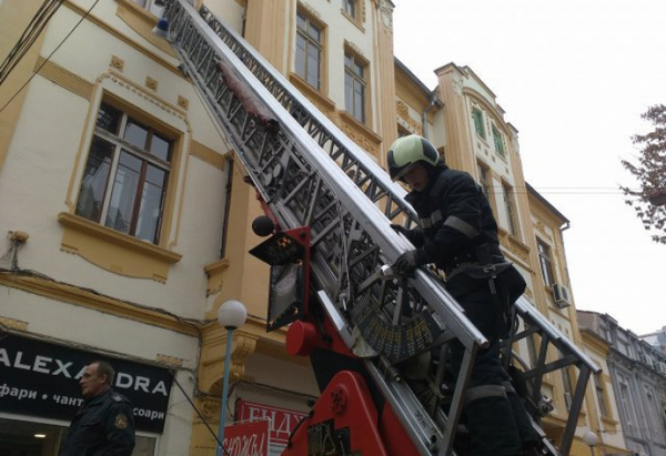 Пожарникари разбираха прозорците на апартамент, за да извадят мъртвото тяло на жена