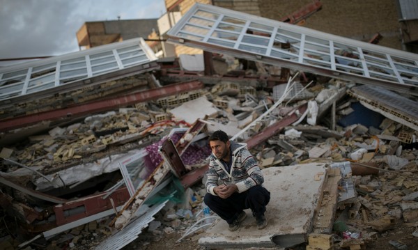 483 души е броят на жертвите при земетресението в Иран