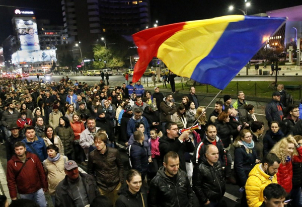 Румъния пак се вдигна на протест, улиците на Букурещ почерняха от хора