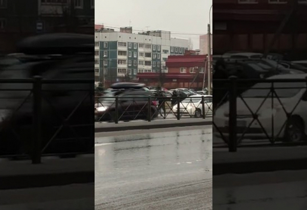 Ужас! Таксиджия удари майка и мина с колата си през нейния мъж пред очите на детето им (ВИДЕО 18+)