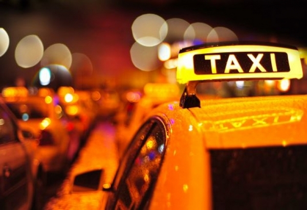 Лъсна скандалната схема на таксиджиите! СНИМКА показа какви бележки раздават на чужденците