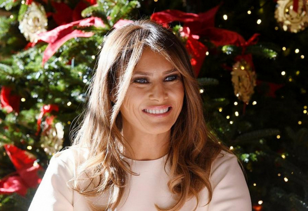 Стил! Ето как Мелания Тръмп украси Белия дом за Коледа (СНИМКИ)
