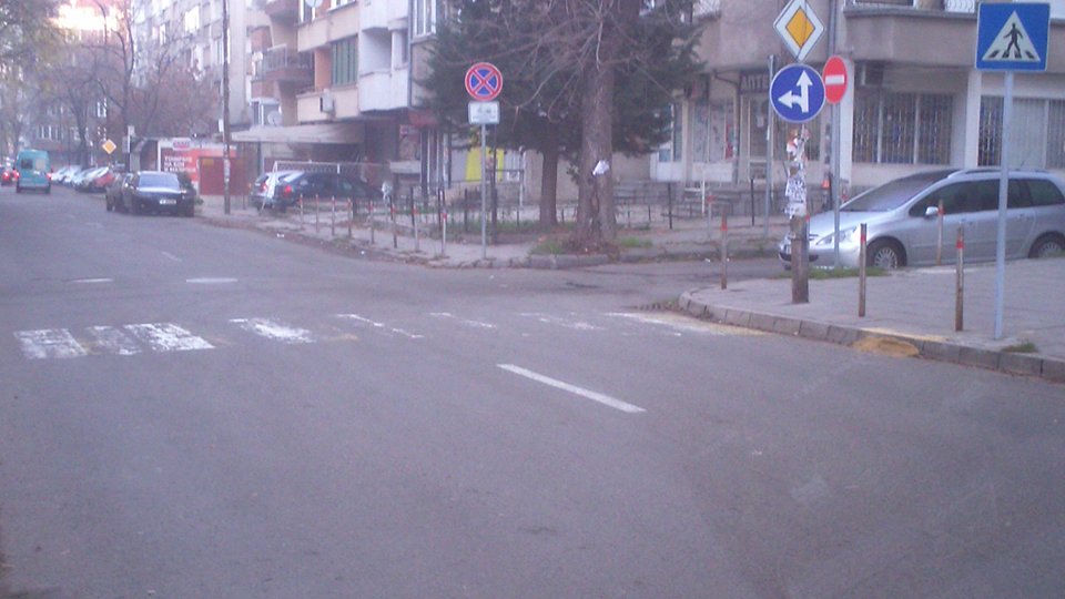 Читател на Флагман.бг с призив: Вижте тази пешеходна пътека на ул.”Гладстон” в Бургас, вземете мерки, за да не стане тежък инцидент