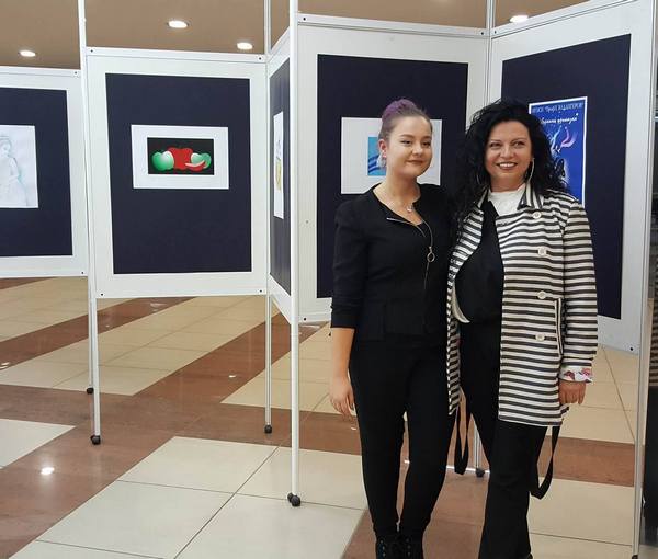Младата надежда на Бургас Мириам показа бъдещето на света през нейните очи с първа изложба в БСУ