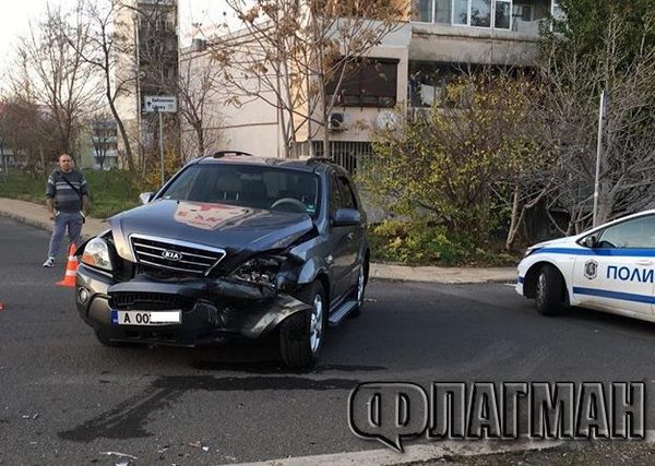 Само във Флагман.бг! Вижте катастрофата до Пикадили в Бургас, момче е с бинтована глава (СНИМКИ)