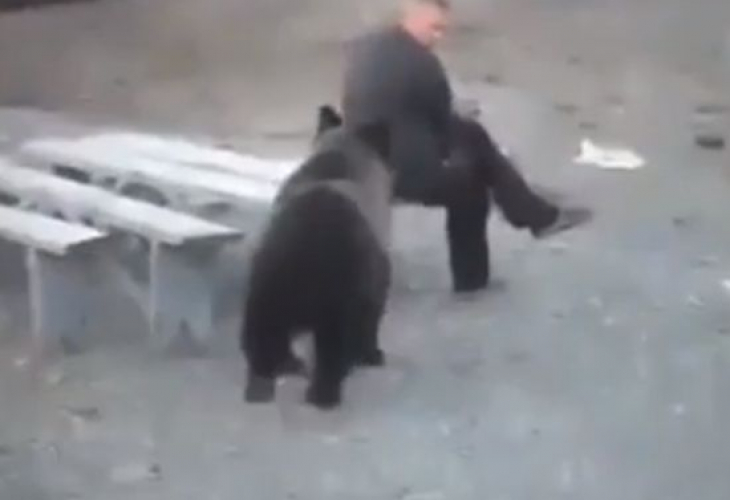 Смразяващо ВИДЕО: Руснак изгони мечка само с един поглед