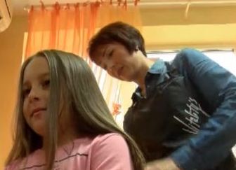 9-годишно дете дари косата си на онкоболно момиче (ВИДЕО)