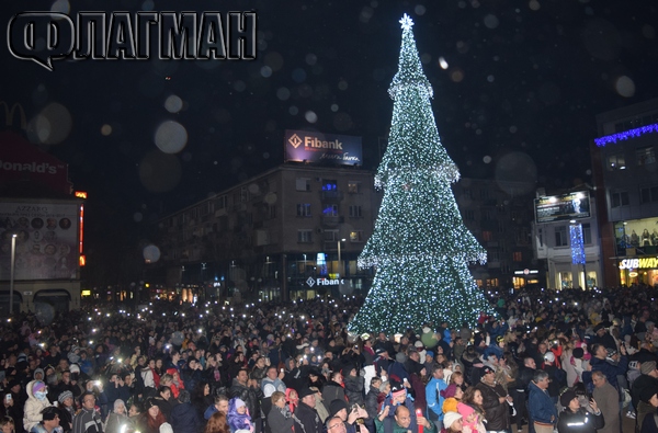 Най-красивата коледна елха в България ще грейне утре в Бургас, вижте цялата празнична програма