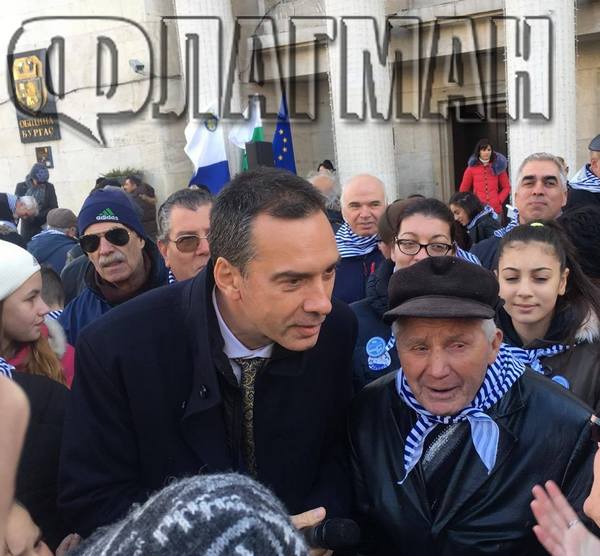 Уникално! Столетник грейна заедно с кмета Димитър Николов и всички именици на историческа златна снимка (СНИМКИ)