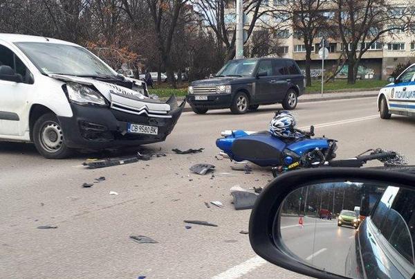 Мотоциклетист се заби в пикап за бира