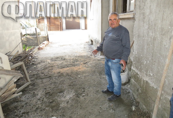 Строител бърка цимента на обновена улица в центъра на Бургас, глобиха го!