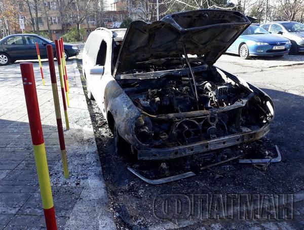 Войната в погребалния бизнес загрубя! Запалиха катафалка в бургаския ж.к.”Славейков”(СНИМКИ)