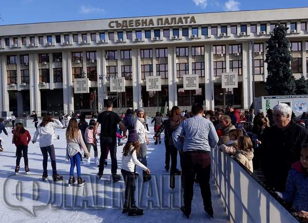 Ето я най-новата атракция на Бургас. На ледената пързалка гъмжи от народ (СНИМКИ)