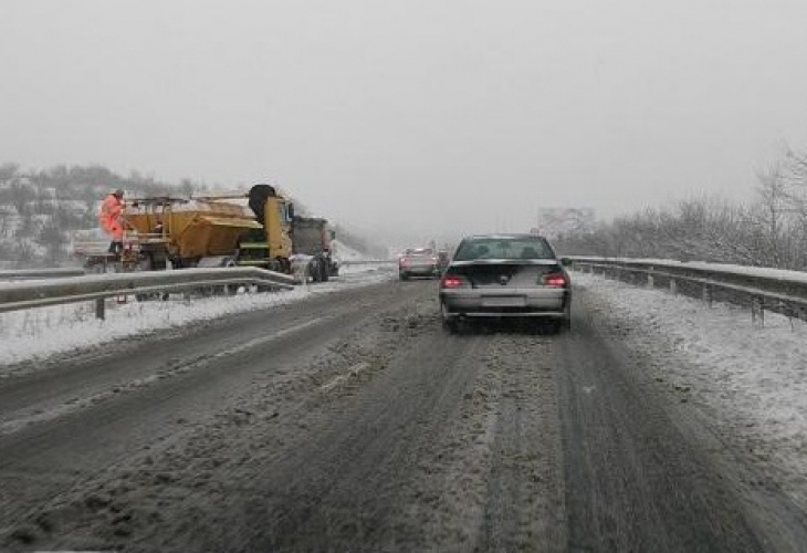 Затвориха магистрала "Тракия" заради сняг