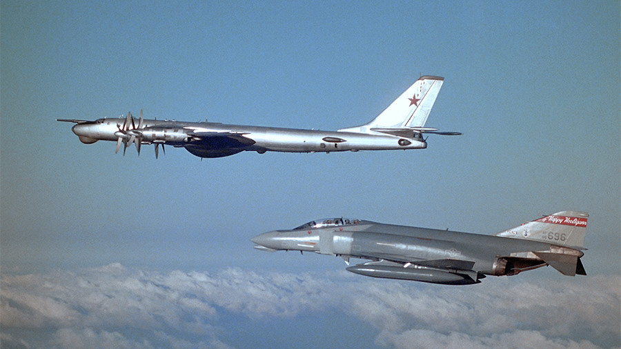 Студената война + забава? Съветски пилоти карали американски изтребители да правят лупинги, за да ги снимат (СНИМКА)