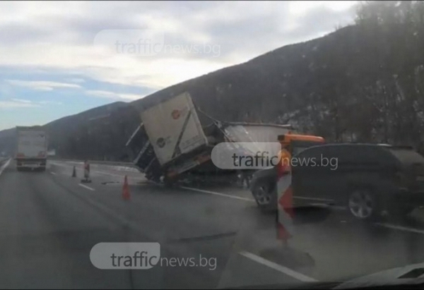 От последните минути: ТИР катастрофира зрелищно на магистрала "Тракия" (СНИМКИ)
